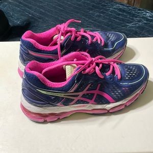 Basic athletic shoes! Gently worn twice!Size 5.5.